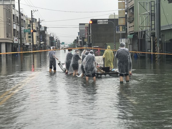 ▲▼南台灣超大豪雨未歇，南部縣市低窪地區陸續傳出淹水災情，8月23日、24日南部地區慈濟志工動員進行防災、救災工作，除提供慈濟毛毯、福慧床等物資，更到收容中心關懷鄉親。（圖／慈濟基金會提供）