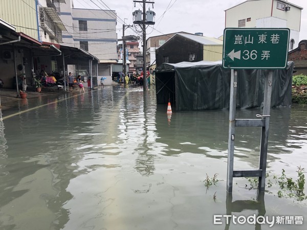 ▲▼高雄岡山嘉興里潭底路社區，水淹兩層樓。（圖／記者宋德威攝，下同）