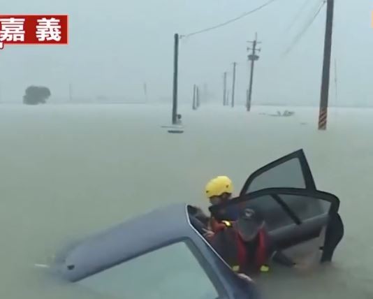 ▲▼轎車遭大水淹沒，警消救援找不到駕駛。（圖／東森新聞）