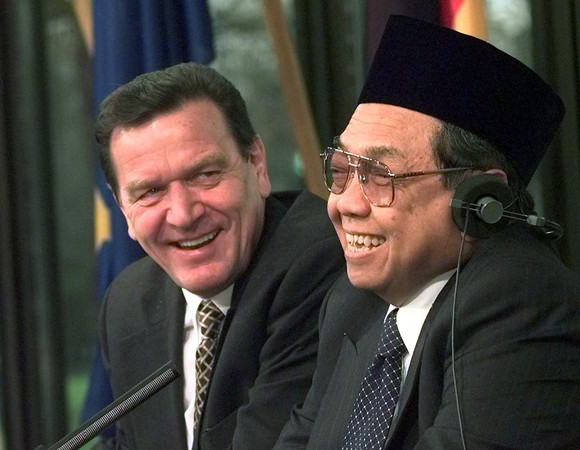 ▲▼ 德國前總理施若德（Gerhard Schroeder）、印尼前總統瓦希德（Abdurrahman Wahid）。（圖／達志影像／美聯社）