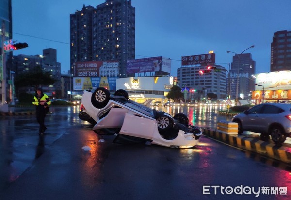 ▲▼台中市民權、公益路口發生一輛小客車翻車，2夫妻受輕傷。（圖／記者李忠憲翻攝）