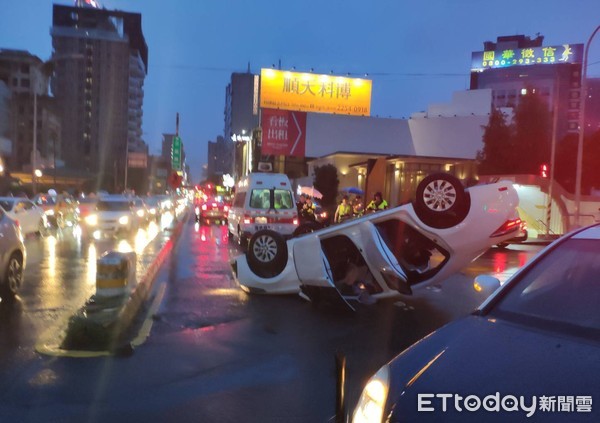 ▲▼台中市民權、公益路口發生一輛小客車翻車，2夫妻受輕傷。（圖／記者李忠憲翻攝）