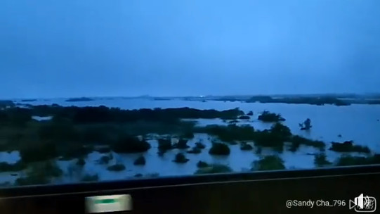 ▲▼嘉義往下都是海！阿姨狂嗆台鐵人員：沒風雨怎不開？她PO影片直打臉。（圖／翻攝爆怨公社）