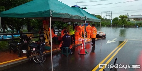 ▲台南市立安南醫院前的長和路淹水嚴重，車輛無法通行，消防隊出動船艇協助運送傷患急診就醫，以人命為重令人敬佩。（圖／記者林悅翻攝，下同）