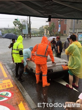 ▲台南市立安南醫院前的長和路淹水嚴重，車輛無法通行，消防隊出動船艇協助運送傷患急診就醫，以人命為重令人敬佩。（圖／記者林悅翻攝，下同）