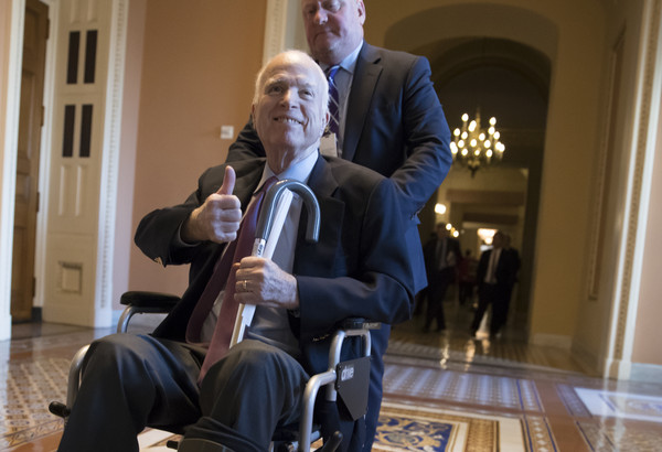 ▲▼美國共和黨資深參議員馬侃（John McCain）去年被診斷罹患腦癌，去年12月到國會投票時，已經需要靠輪椅行動。（圖／達志影像／美聯社）