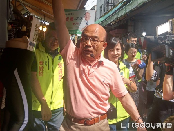 ▲民進黨新北市長參選人蘇貞昌到板橋興隆市場掃街拜票。（圖／記者蔣婕妤攝）