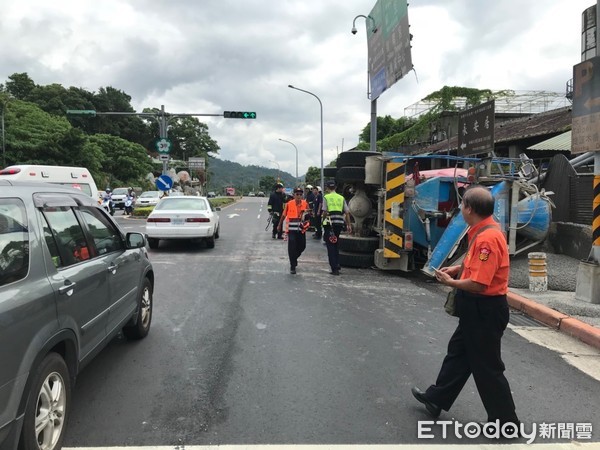 ▲水泥預拌車疑車速過快外萬芳交流道翻車　義交衰被波及。（圖／記者柳名耕翻攝）