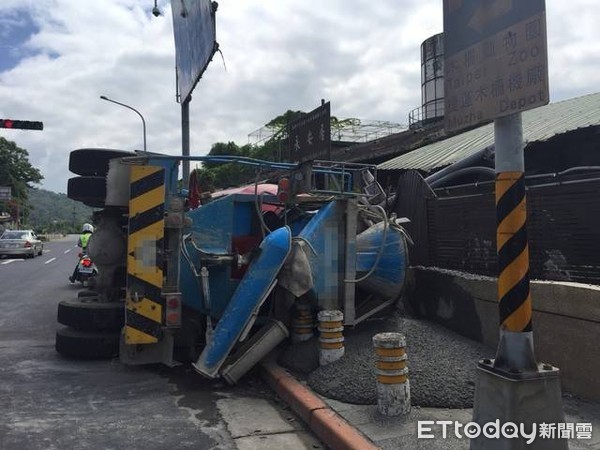 ▲水泥預拌車疑車速過快外萬芳交流道翻車，義交衰被波及。（圖／記者柳名耕翻攝）