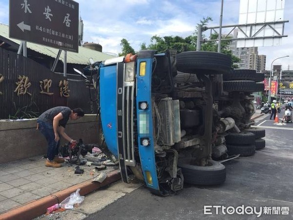 ▲水泥預拌車疑車速過快外萬芳交流道翻車，義交衰被波及。（圖／記者柳名耕翻攝）