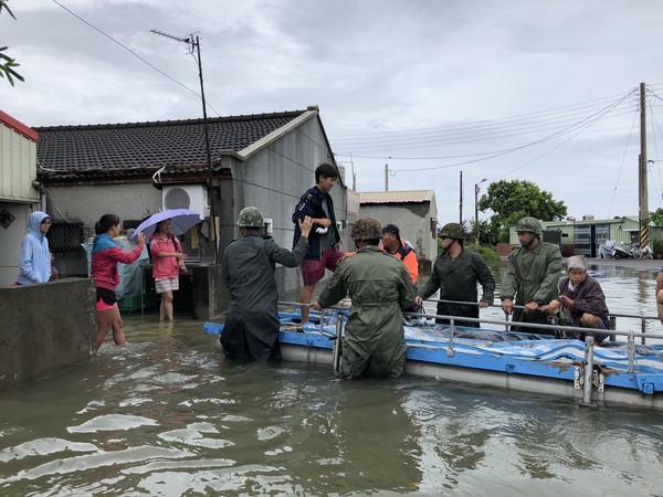 ▲▼國軍出動化學兵消毒。（圖／國防部提供）