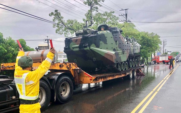 ▲▼海軍陸戰隊登陸戰車大隊無畏風雨與民同在，連夜整備拂曉出發，25日於臺南麻豆區埤頭里協祝地方政府執行居民物資發放及搬運。。（圖／國防部提供）