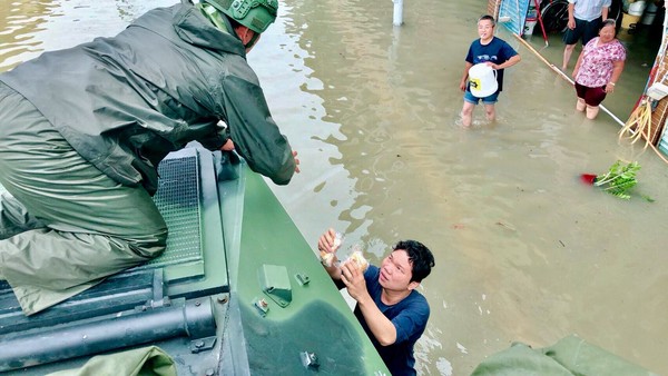 ▲▼海軍陸戰隊登陸戰車大隊無畏風雨與民同在，連夜整備拂曉出發，25日於臺南麻豆區埤頭里協祝地方政府執行居民物資發放及搬運。。（圖／國防部提供）