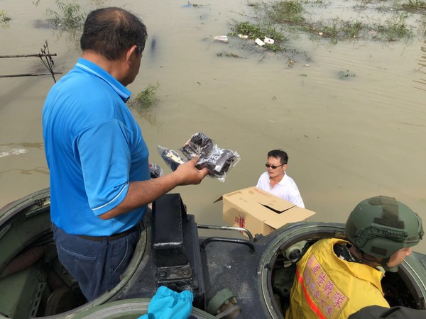 ▲▼海軍陸戰隊登陸戰車大隊無畏風雨與民同在，連夜整備拂曉出發，25日於臺南麻豆區埤頭里協祝地方政府執行居民物資發放及搬運。。（圖／國防部提供）