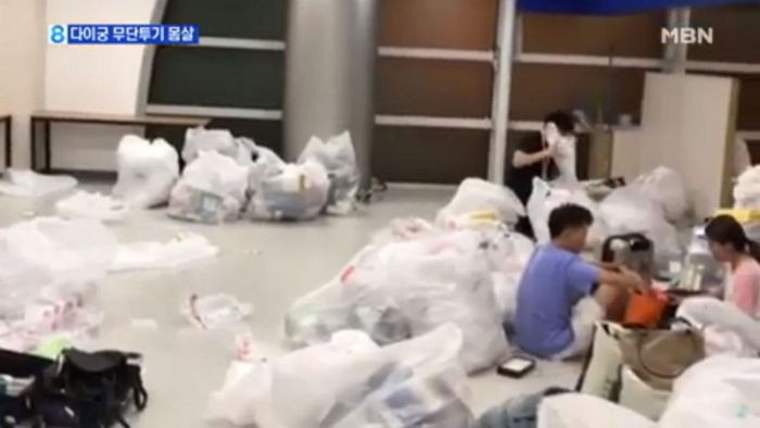 ▲▼仁川機場陸籍代購商亂扔垃圾（圖／翻攝自Youtube@MBN News）