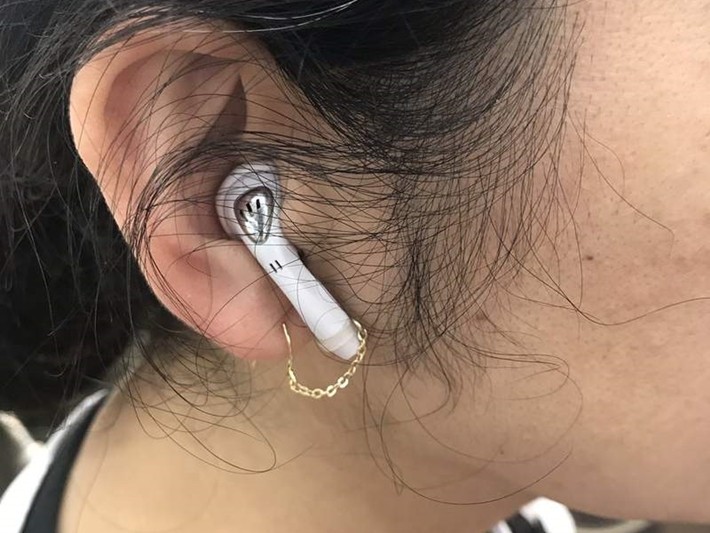 ▲▼日網友發現自製耳環避免AirPods遺失的方法。（圖／翻攝自推特，054758373）