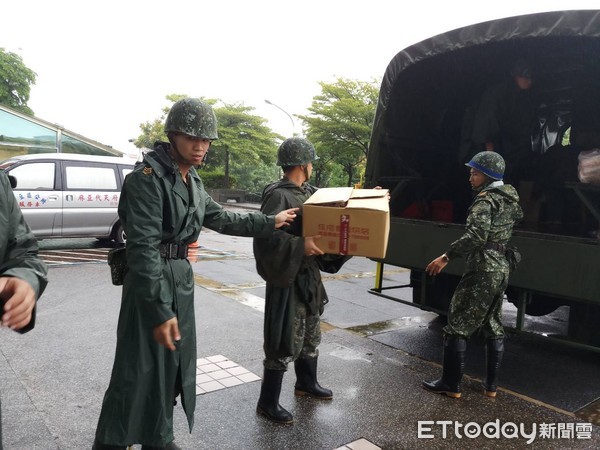 ▲國軍弟兄協助清運動物屍體、運送民生物資給受災民眾，當地里長以筏艇載送民生物資分送災民。（圖／記者林悅翻攝，下同 ）