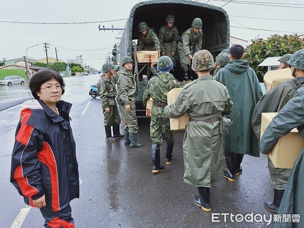 ▲國軍弟兄協助清運動物屍體、運送民生物資給受災民眾，當地里長以筏艇載送民生物資分送災民。（圖／記者林悅翻攝，下同 ）