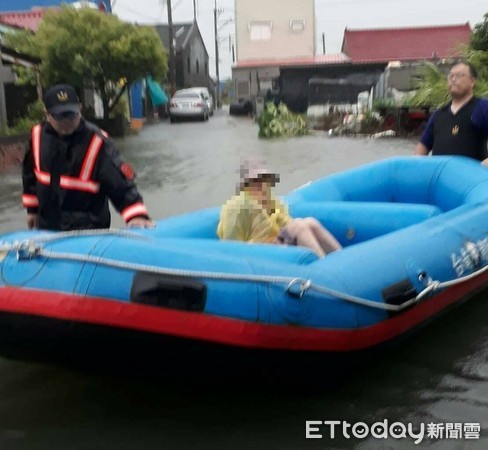 ▲台南市學甲分局轄內多處低漥地區及重要道路淹水致災，動員警力全面救災，員警不畏風雨，守護著人民生命財產安全。（圖／記者林悅翻攝，下同）