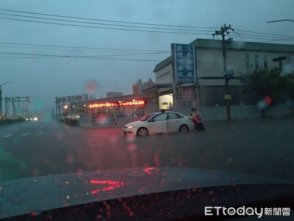 ▲台南市學甲分局轄內多處低漥地區及重要道路淹水致災，動員警力全面救災，員警不畏風雨，守護著人民生命財產安全。（圖／記者林悅翻攝，下同）