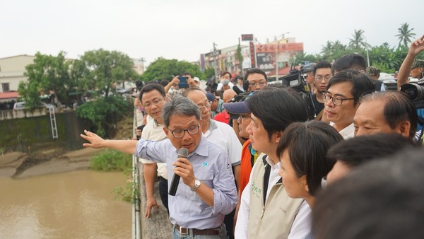 立法委員陳其邁25日陪同行政院長賴清德前往旗山、美濃勘災。（圖／陳其邁辦公室提供）