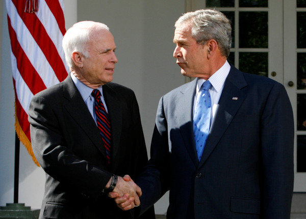 ▲▼美國共和黨資深參議員馬侃（John McCain）與前總統小布希。（圖／路透社）