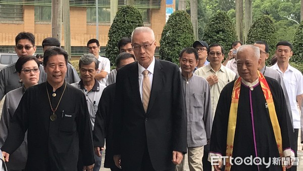 ▲▼國民黨主席吳敦義、立法委員吳金平出席易經大學結業典禮。（圖／記者李忠憲攝）