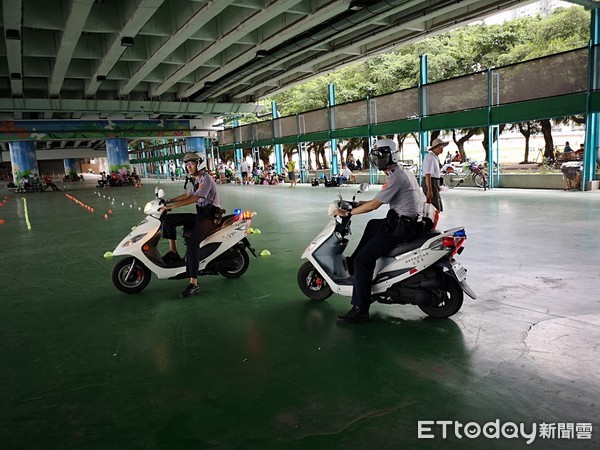 ▲▼福和橋下廣場假日常有違規設攤，員警經常性前往驅趕。（圖／記者陳豐德攝）