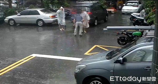 ▲▼  臨停遭2雨衣男砸車　警：涉恐嚇及毀損           。（圖／社會中心翻攝）