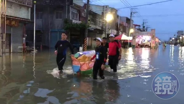 嘉義飽受淹水之苦，救生協會救活人也幫死人，挺身幫喪家運棺木出殯。