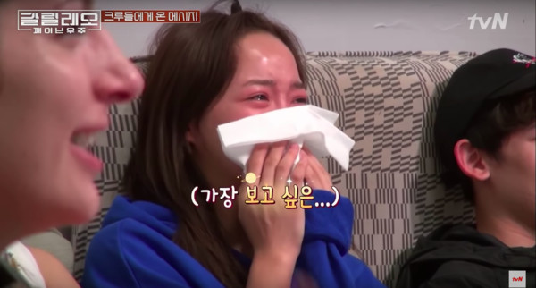 ▲金世正看見媽媽錄的影片淚崩。（圖／翻攝自tvN）