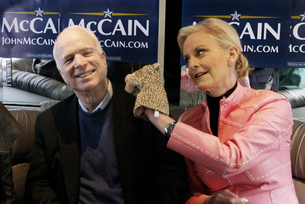 ▲▼辛蒂用布偶逗丈夫馬侃（John McCain）發笑，2008年資料照。（圖／達志影像／美聯社）