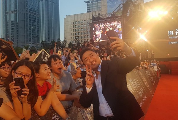 馬東石本月隨《與神同行》演員來台，高興和台灣民眾熱情自拍，放在自己IG。 （翻攝madongseok_ Instagram）
