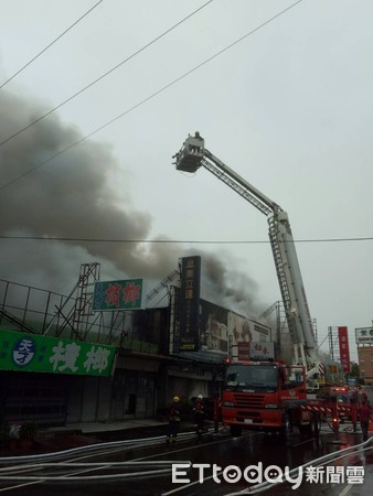 快訊／嘉義市火警！　大量濃煙竄天際搶救中。（圖／記者宋德威翻攝）