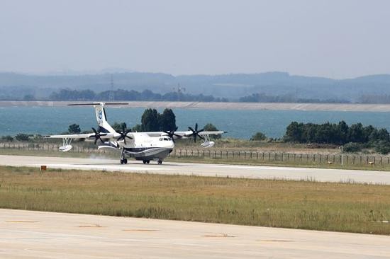 全球最大水陸兩棲飛機「鯤龍」AG600順利從珠海金灣機場轉至荊門漳河機場，成功完成轉場任務。下一步將進行水上試驗試飛工作。（圖／翻攝自觀察者網）