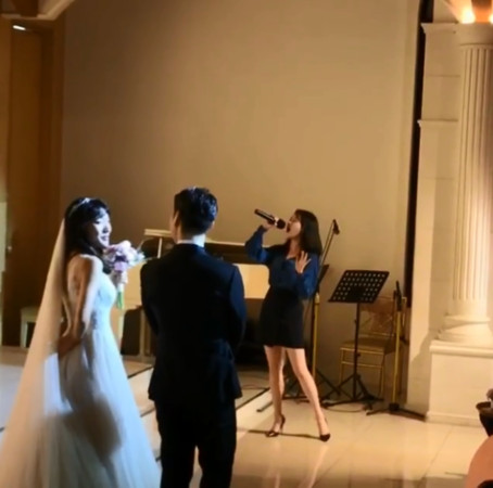 IU現身舞者婚禮獻唱祝歌。（圖／翻攝自IG／@loga_c_）