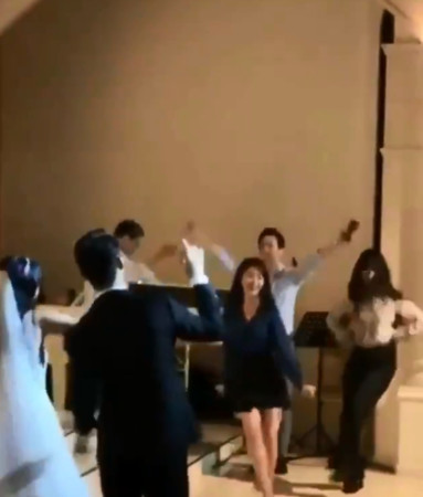 IU現身舞者婚禮獻唱祝歌。（圖／翻攝自IG／@loga_c_）