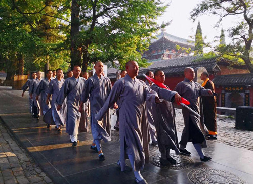 少林寺官網今公告，嵩山少林寺山門前舉行升旗儀式。（圖／少林寺官網）