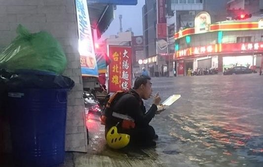 ▲▼消防隊員在路邊吃便當照片被PO上網。（圖／翻攝自台南諸事會社）