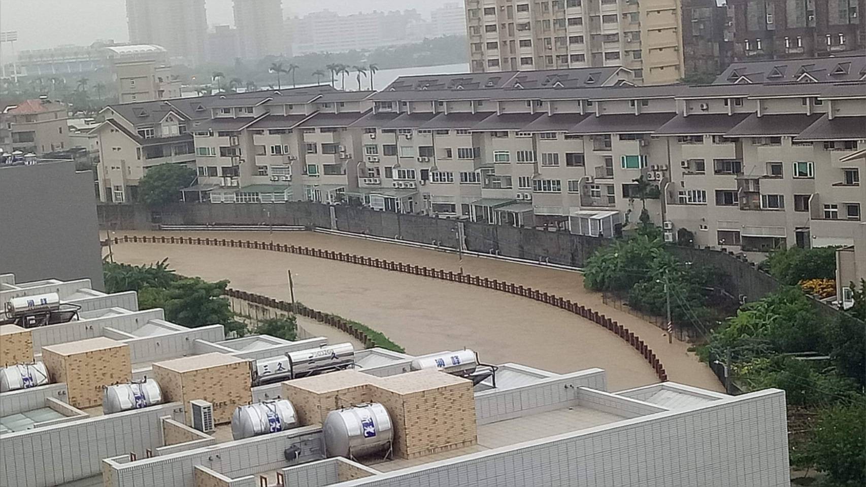 ▲高雄鳳山曹公圳淹水。（圖／記者宋德威翻攝）