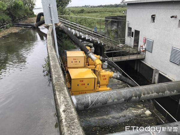 ▲▼▼大雨過後，許多地方還泡在水裡，經濟部調動95部抽水機全力運作，希望今天內能夠水退。（圖／取自水利署網站）