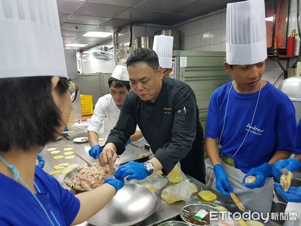 ▲國賓大飯店行政總主廚林建龍，帶領安得烈慈善協會關心的孩童們烹製燒賣，啟發其餐飲夢想。（圖／國賓大飯店提供）