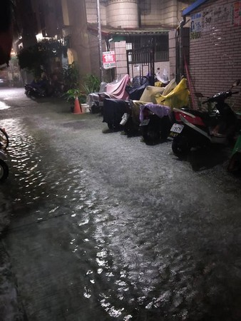 ▲▼快訊／高雄深夜暴雨灌爆！網炸樓哀「又開始淹水」　機車慘變小艇。（圖／翻攝自爆廢公社）