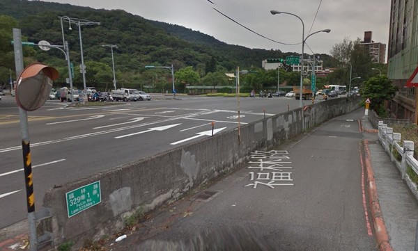 ▲▼至善路車禍，女騎士摔飛下橋。（圖／翻攝google map）