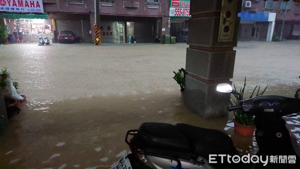 高雄鼓山三路大淹水。（圖／記者宋德威翻攝）