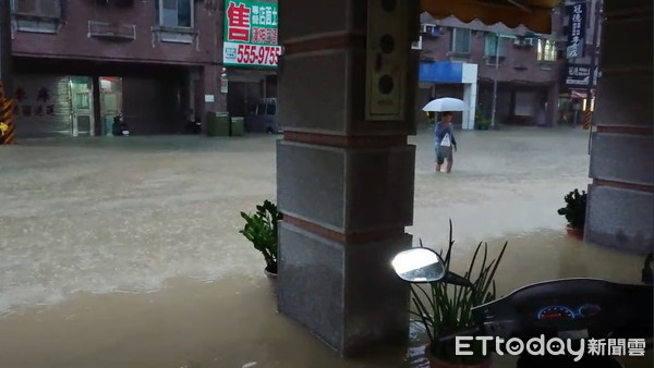 高雄鼓山三路大淹水。（圖／記者宋德威翻攝）