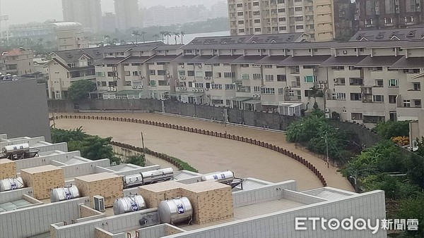 ▲高雄鳳山曹公圳淹水。（圖／記者宋德威翻攝）