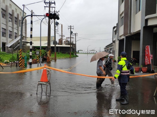 ▲828屏東豪大雨，樹倒、道路積水。（圖／記者陳崑福翻攝）