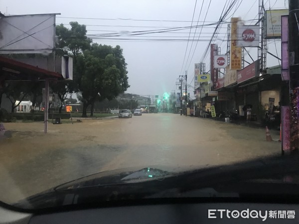 ▲828大豪雨，屏東多處積水。（圖／記者陳崑福翻攝）