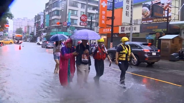 雨衣男「我拉也掉進」！消防摔1.5公尺深坑洞　爬出繼續救人才就醫。（圖／東森新聞）